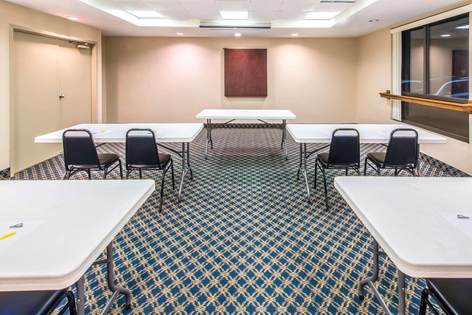 Days Inn By Wyndham Horsham Philadelphia Bagian luar foto