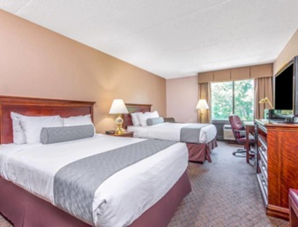 Days Inn By Wyndham Horsham Philadelphia Bagian luar foto