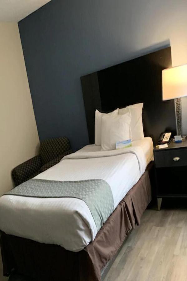 Days Inn By Wyndham Horsham Philadelphia Bagian luar foto