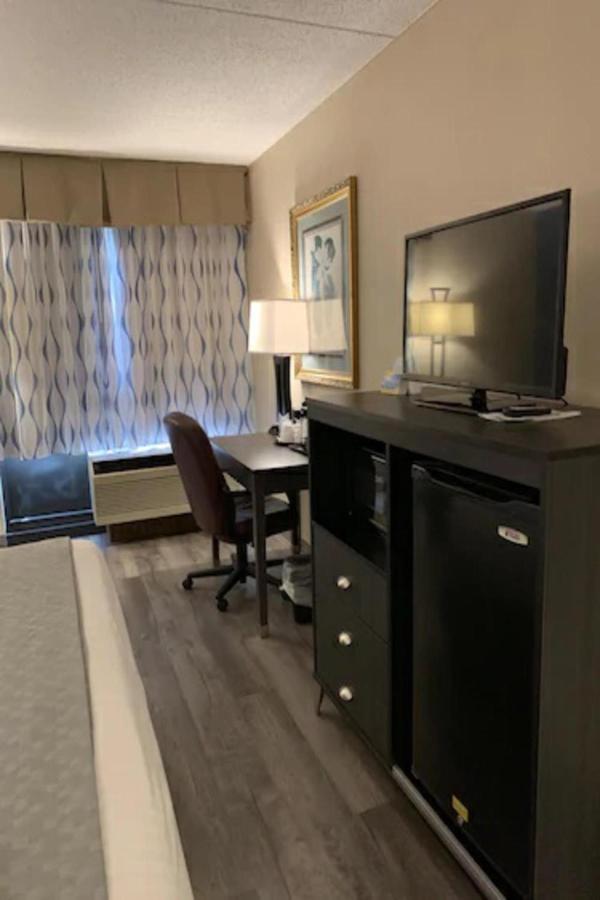 Days Inn By Wyndham Horsham Philadelphia Bagian luar foto